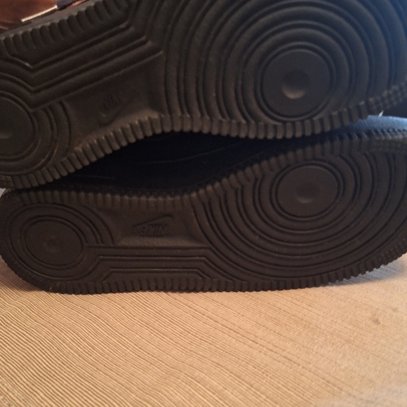 Stylish Black High-Top Sneakers - Picture 9 of 12